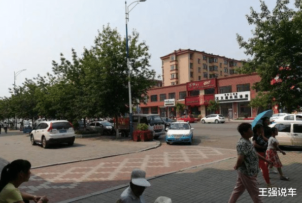 黑龙江24岁女子开奥迪撞飞行人,致2死2伤,现场2张诡异画面曝出