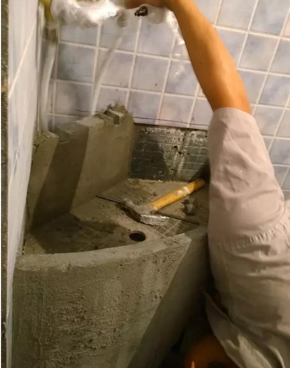 同事家砖砌浴室柜全过程,看完我都想把自己家的整体柜给退了!