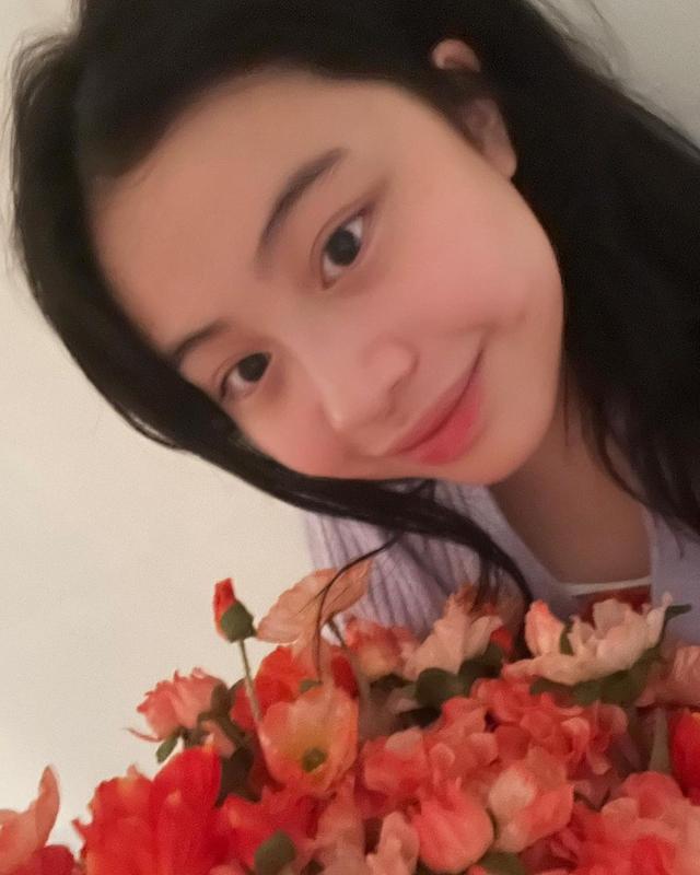 刘秀桦|甘比14岁大女儿刘秀桦晒照，手捧鲜花眉清目秀，笑起来蛮甜的