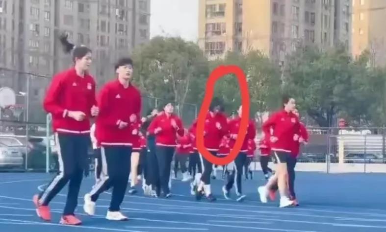 胡铭媛|太惊喜!李盈莹、胡铭媛并肩跑,球迷:“可爱”与“帅气”终同框