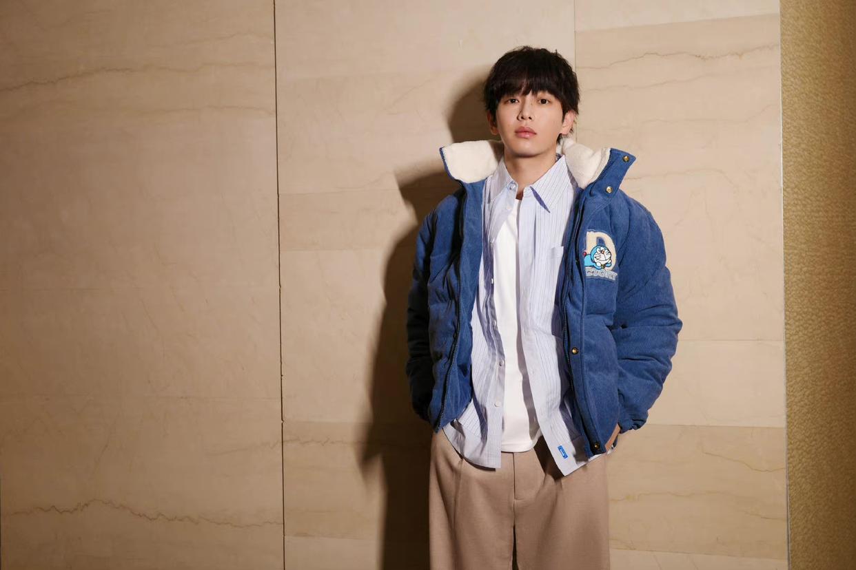 带货|彭昱畅携女友玩飞盘,女友化身小迷妹不停为他拍照,感情稳定好甜