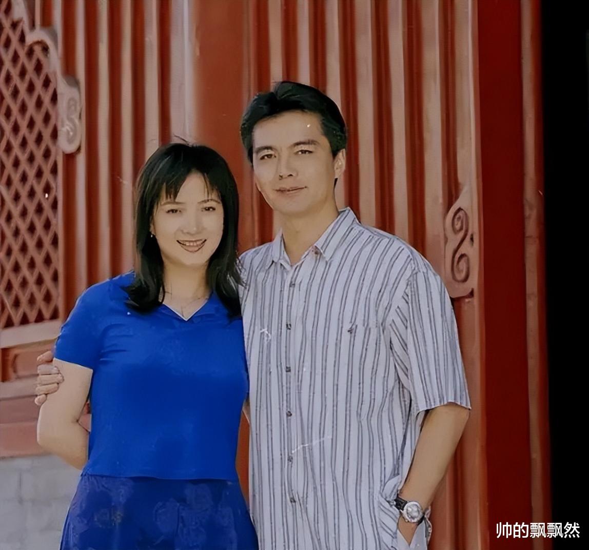 何晴|何晴：父亲早逝母亲患脑出血垂危，与许亚军离婚后，她还好吗？