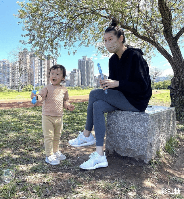 孕期|赵孟姿挺大孕肚穿泳装！四肢纤细皮肤超白，跪沙滩上玩水好兴奋