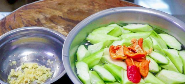 明日小满，饮食有讲究，“食2肉，吃3瓜2豆，忌2事”，整夏不受苦