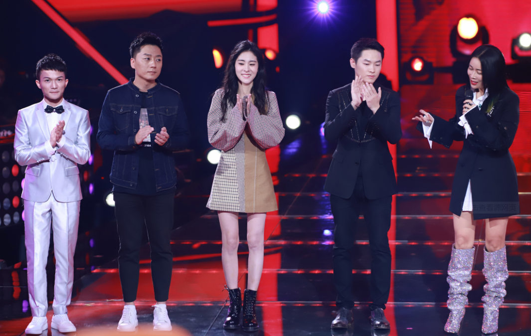 周深|陈奕迅站起来向周深致敬的那一刻，不知道那英心里是什么滋味？