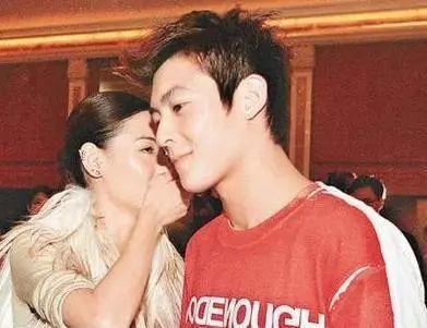 张柏芝|还是张柏芝大方，晒与神秘男十指相扣照，疑似又恋爱了？