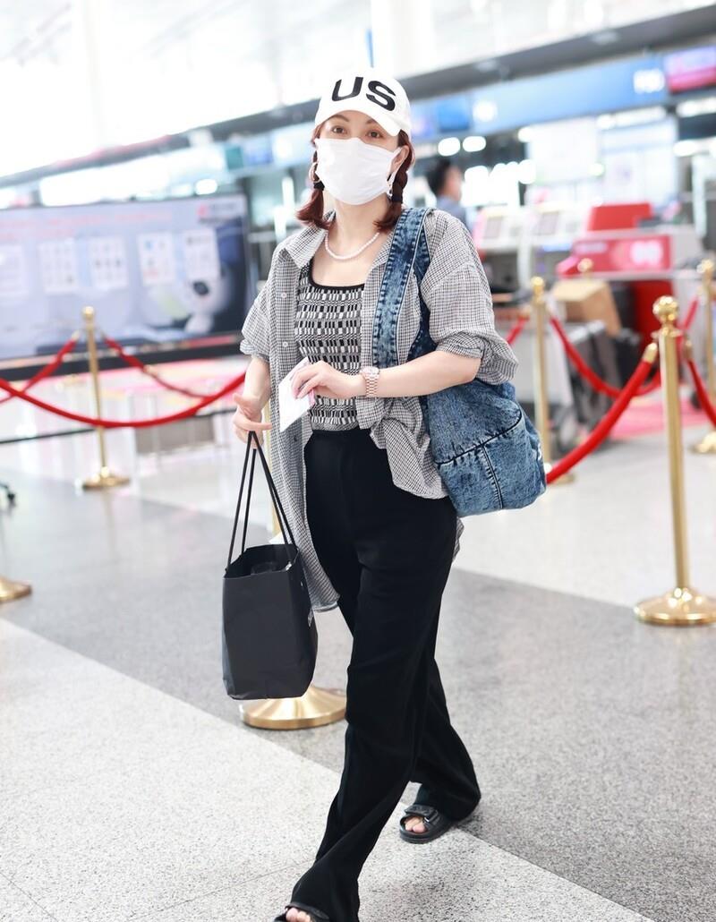 吴昕|吴昕现身北京机场，头戴棒球帽梳两个麻花辫俏皮可爱