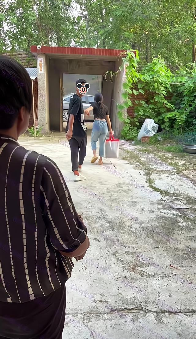 男子带妻子回老家,她住不惯要离开,连给母亲的生活费也被她拿走