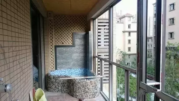 朋友喜欢养鱼,结果在阳台上砌了个鱼池,轰动小区!