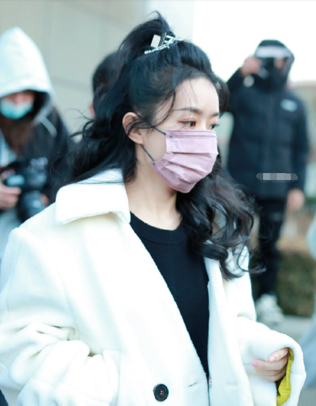 赵丽颖|赵丽颖参加春晚第三次彩排，穿百元裤子气场强，边拍戏边彩排超努力