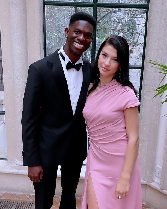 比尔·盖茨|比尔·盖茨19岁女儿带黑人男友赴婚宴，密不可分，暗示大姐已怀孕