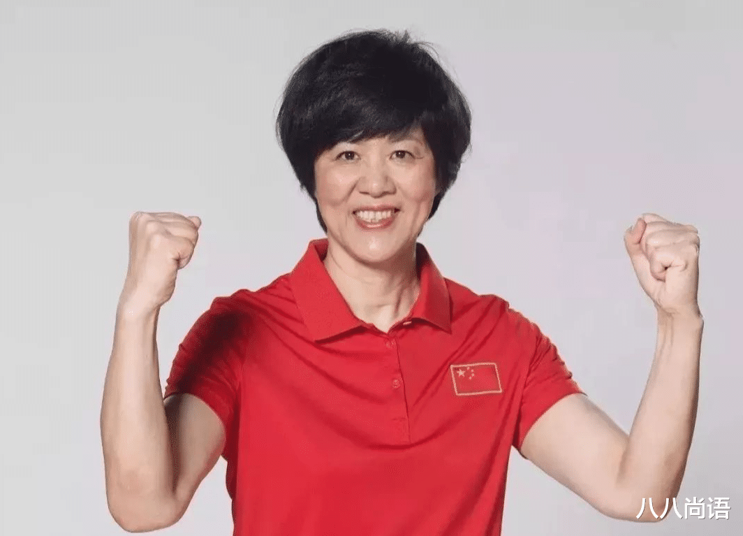 发型 六旬郎平换新发型！头发留长扎起马尾辫，意外撞脸巩俐气质都变了