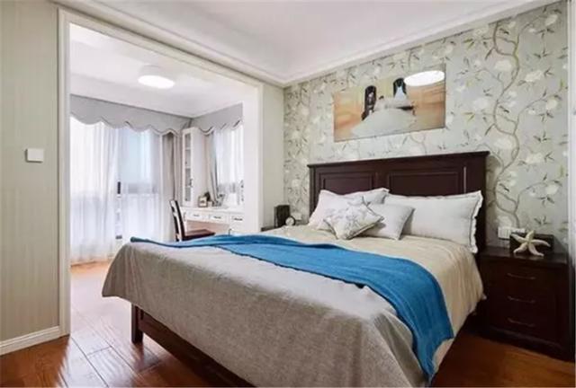 床头背景墙别再挂装饰画了!现在流行乳胶漆+石膏线,高级又好看