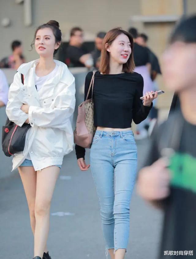 护肤 简洁又大方的穿搭，白外衣搭配黑短靴，带来满满的青春气息