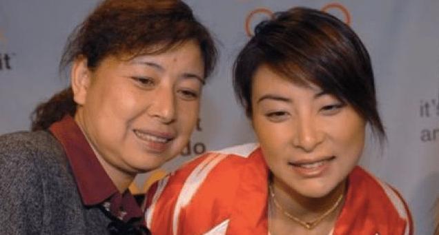 王德顺|郭晶晶母亲优雅老去，节俭持家，路边买菜！与豪门亲家地位悬殊