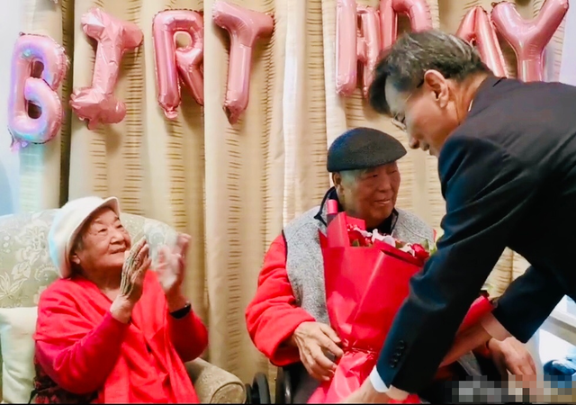 小姐姐|于洋养老院办92岁生日宴!穿红衣切蛋糕颤颤巍巍,鲜花礼物摆满屋