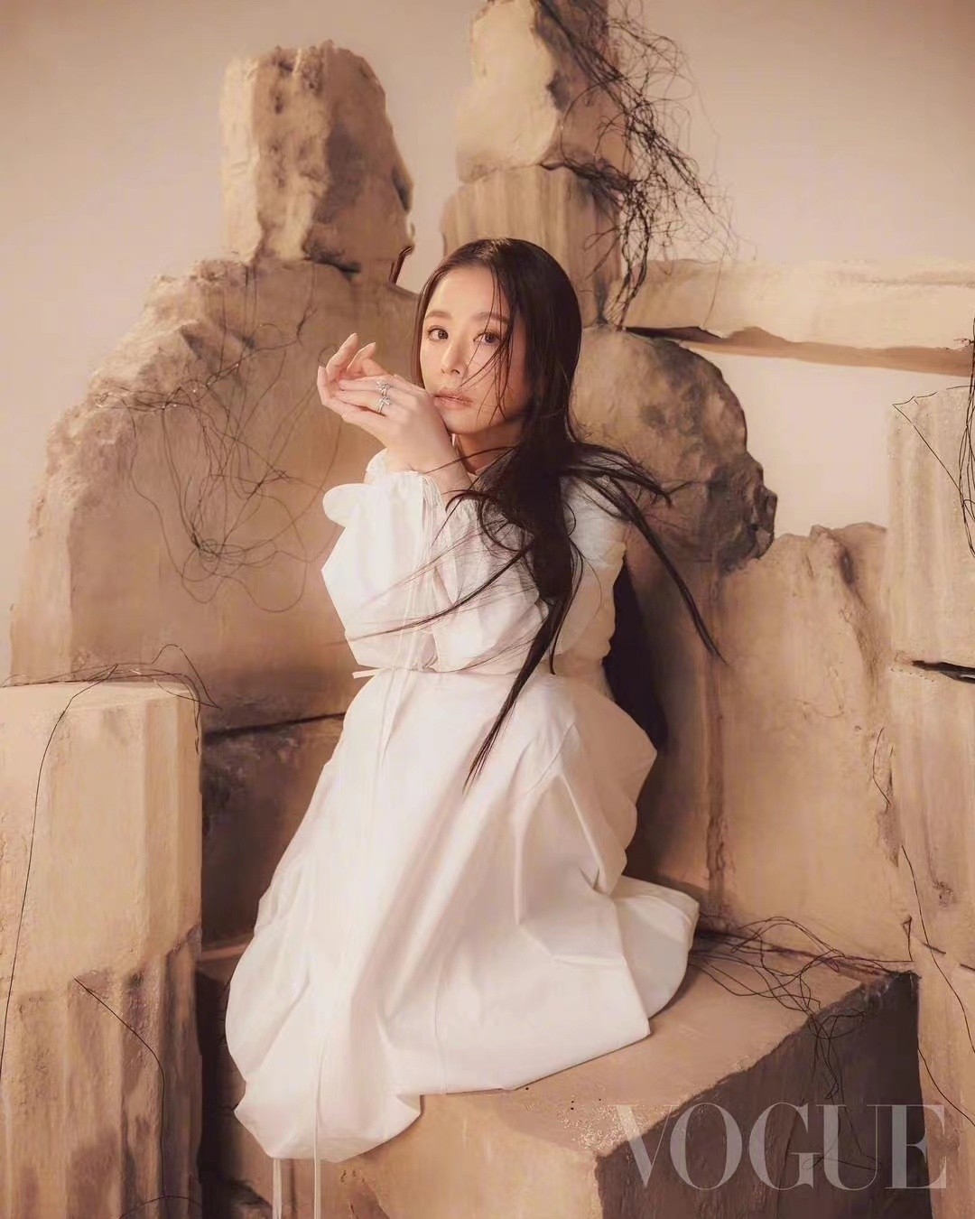 林心如|46岁林心如戴baby同款鸽子蛋钻戒拍大片！穿白裙颜值开挂，终于惊艳