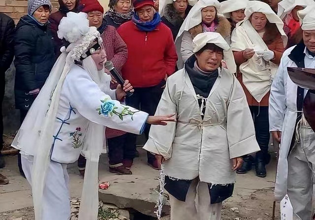 |河南职业哭丧人:每年碰头上万次,一场挣700元,亲戚却说她不孝