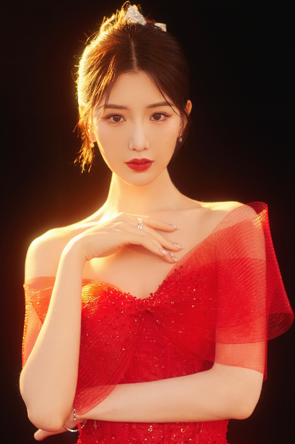 毛晓彤|毛晓彤写真大片曝光 一袭红色纱裙明媚迷人