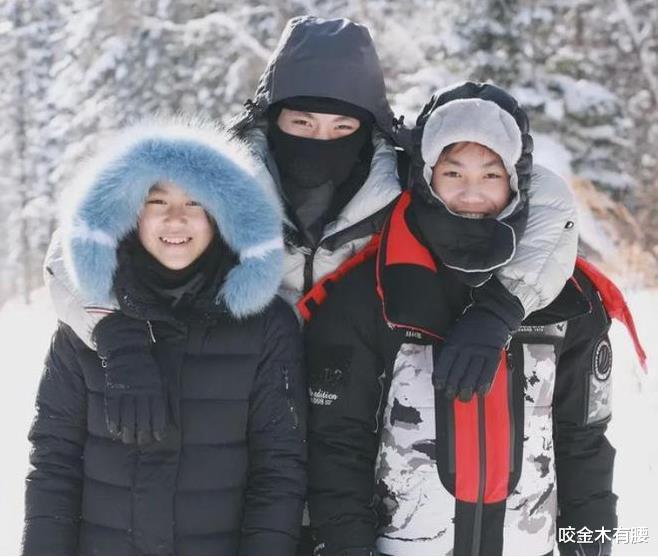 张艺谋|移民风波后，张艺谋一家五口现身户外玩雪，雪地打滚比孩子还开心