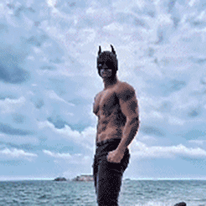 |国产“肌肉蝙蝠侠”引起围观,网友:好想被拯救啊…