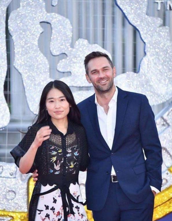 张末|张艺谋女儿现身活动，180外籍老公帅气抢镜，西装配布鞋低调朴素