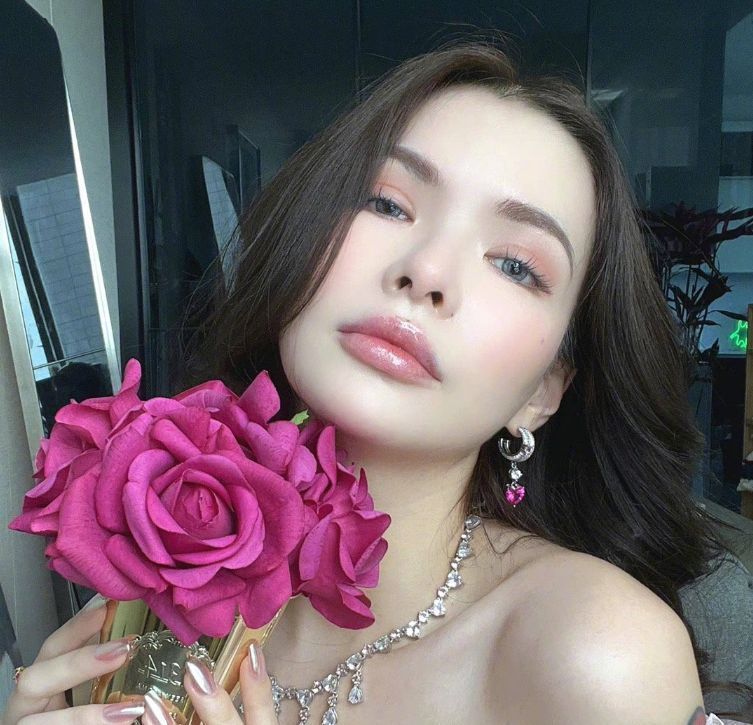 康雅馨|模特Naomi发文引热议，公开吐槽前男友不行，同时提到了陈冠希