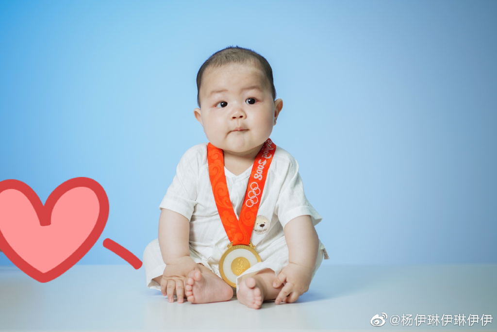 奥运冠军|可爱！中国奥运冠军让儿子戴着金镶玉出镜，肉乎乎的脸蛋萌出天际