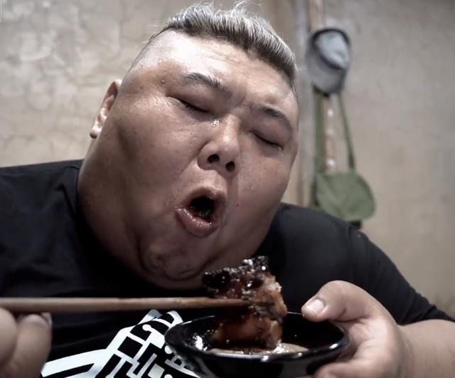 兰蔻 网红“胖猴仔”被质疑复胖,放肆啃猪肘,网友:取关,怕成为帮凶