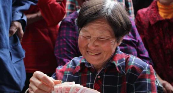 招聘|一天400元,月薪1.2万,但只招50岁以上老人,我妈51岁,敢去吗?