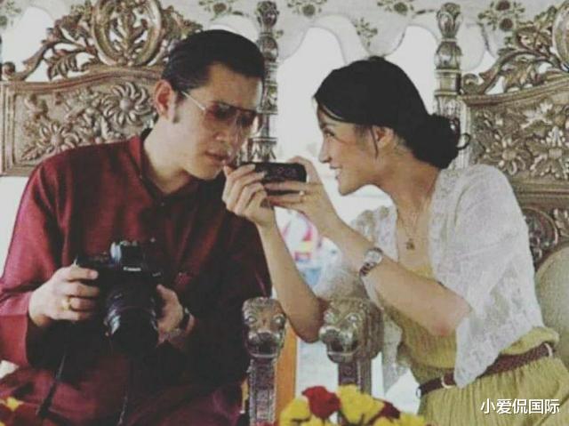 旺楚克|感情不错,佩玛穿裙子开心的与旺楚克拍照,冰山美人也有另一面