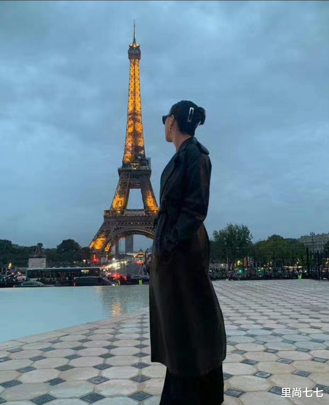 窦靖童|窦靖童终于换回女人造型，国外看秀，盘发配裙装很像王菲啊