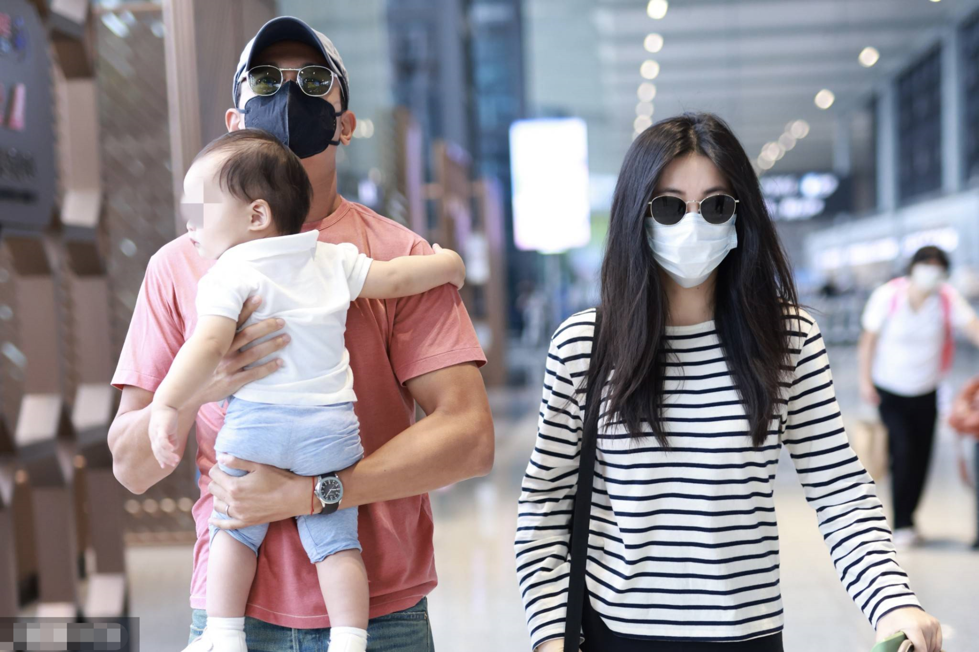 朱珠|朱珠一家三口露面!穿千元拖鞋拿21万包装行李,1岁女儿颜值似妈