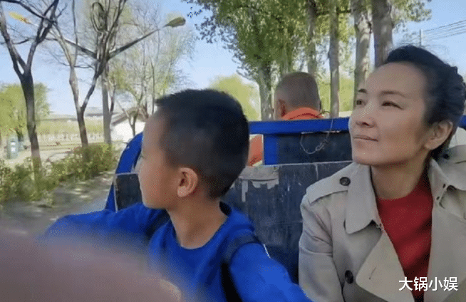 管彤|3大袋蔬菜两条狗，央视女主持管彤带儿子坐三轮车，下乡去买菜