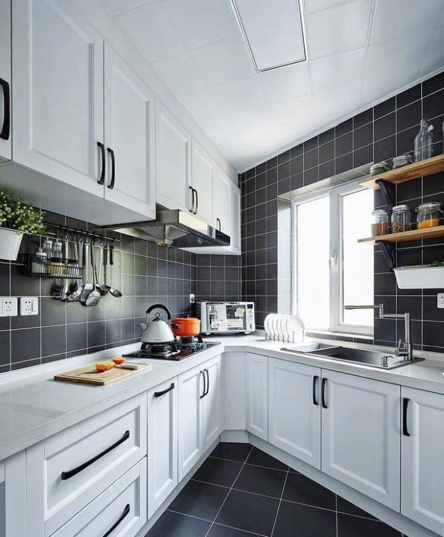 82平温北欧风二居室，蓝色和木纹点缀着更充分的地域感