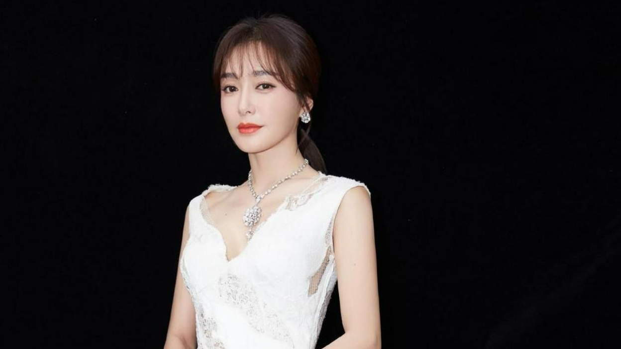 秦岚|秦岚“穿搭美商”逆天,雷人单品变气质组合,超级显瘦还有辨识度