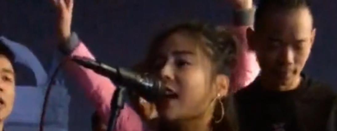 大排档|花姐：大排档卖唱的草根网红，只用了2首歌，就实现了名利双收