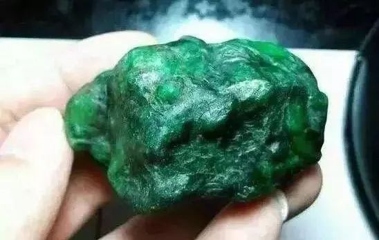 翡翠|满身是“藓”的翡翠只能丢掉？错！经雕刻师的手，看看什么叫做“救死扶伤”！