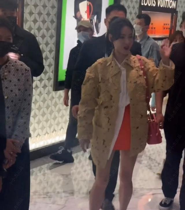 张柏芝|张柏芝现身商场,给观众打招呼很有礼貌,镜头拉近四十岁真容毕露