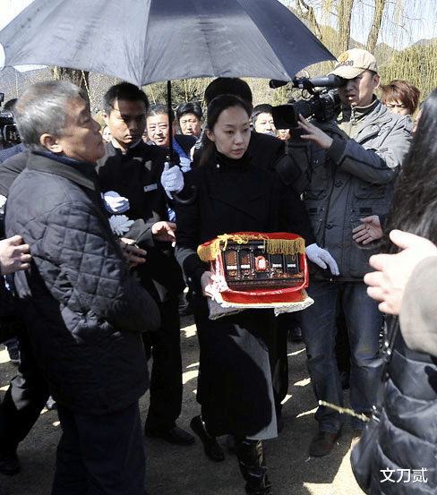 侯瓒|侯耀文女儿侯瓒:感谢郭德纲3000万买房,等了4年父亲骨灰才下葬