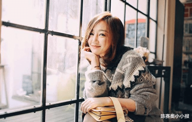 薛佳凝晒出自己的家,如今过上佛系生活,家里家具都很老旧