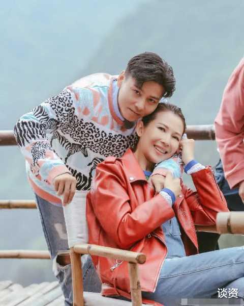 张晋|张晋蔡少芬游成都，街边小店吃面，结婚14年恩爱如初，越发有夫妻相