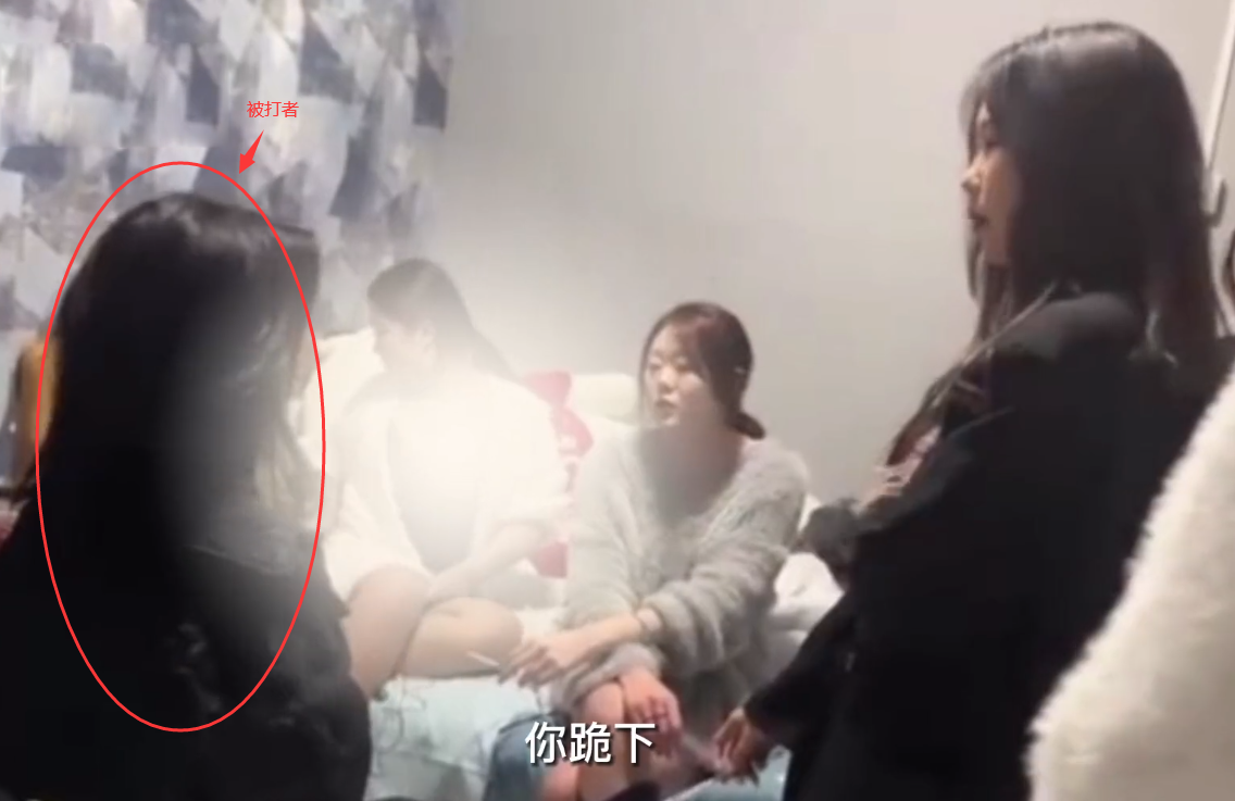 太猖狂!女子在宿舍内遭多名同龄女子殴打被逼下跪,警方回应了