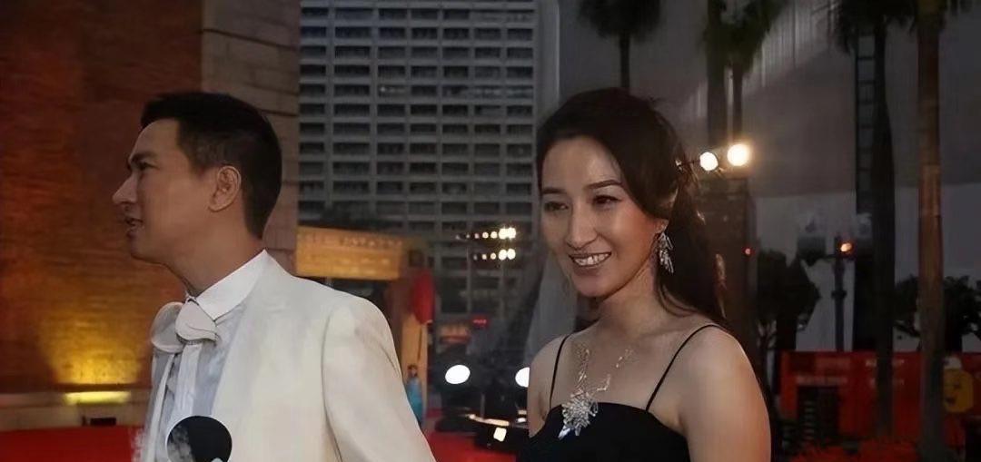 张家辉|张家辉大3岁老婆真幸福，身材不年轻脸不少女，但被宠的像女孩