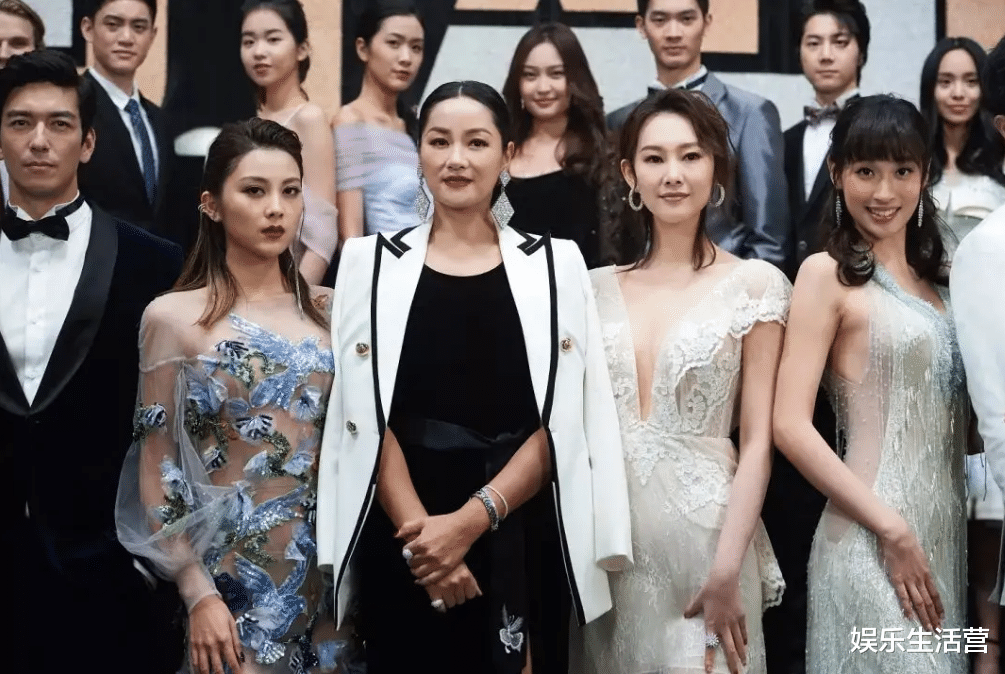 明星|当红小花深夜给投资人发浴袍照？刚曝恋情是理想嫂子，真假难辨