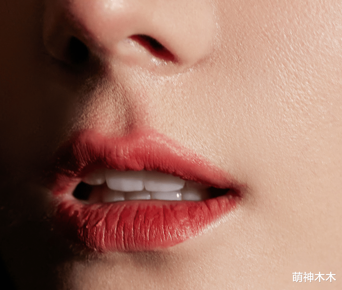 迪丽热巴|热巴最新造型曝光，工作室着急出图翻车，皮肤粗糙嘴巴起皮都没修