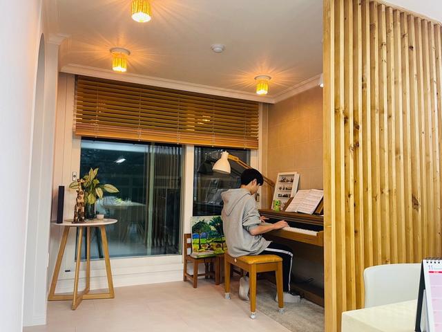 一进门就被这家的落地窗迷住，好看到移不开眼，新家一定跟着学！