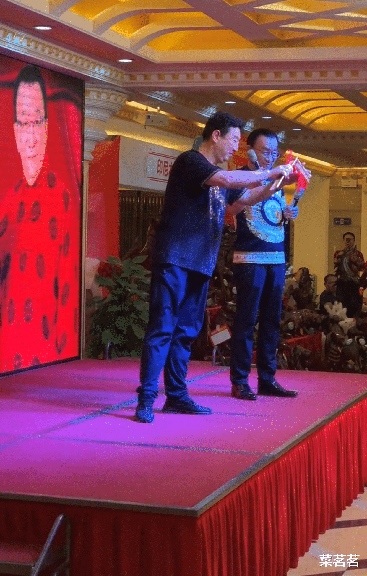 侯耀华|75岁侯耀华商演捞金，穿百元上衣精神抖擞！