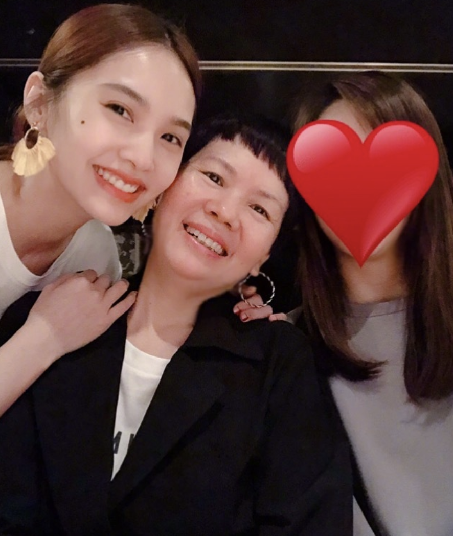 豆瓣|杨丞琳为65岁母亲庆生,自称遗传了妈妈的娃娃脸,母女相拥很温馨