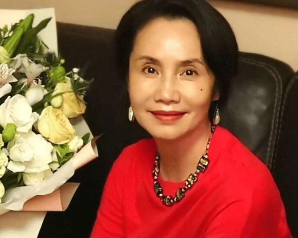 街拍|央视女主播徐俐:离婚后独自抚养孩子,再婚后儿子的举动让她泪目